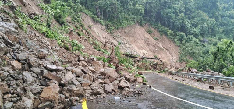 वर्षाले विभिन्न राजमार्गका छ स्थानमा सडक अवरुद्ध